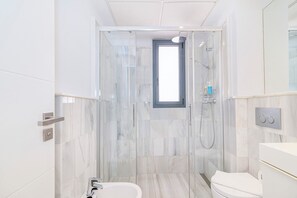 Shower, free toiletries, hair dryer, bidet - DOMUS APARTAMENTOS GRANADA (Granada)