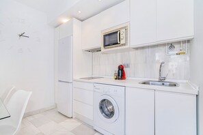 Full-size fridge, microwave, stovetop, coffee/tea maker - DOMUS APARTAMENTOS GRANADA (Granada)