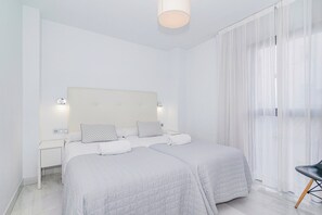 Down duvets, memory-foam beds, laptop workspace, blackout curtains - DOMUS APARTAMENTOS GRANADA (Granada)