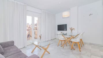 Een 40-inch flatscreentelevisie met digitale zenders en smart-tv
