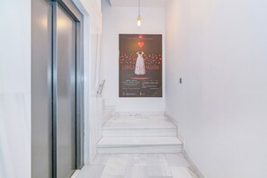 Elevator - DOMUS APARTAMENTOS GRANADA (Granada)