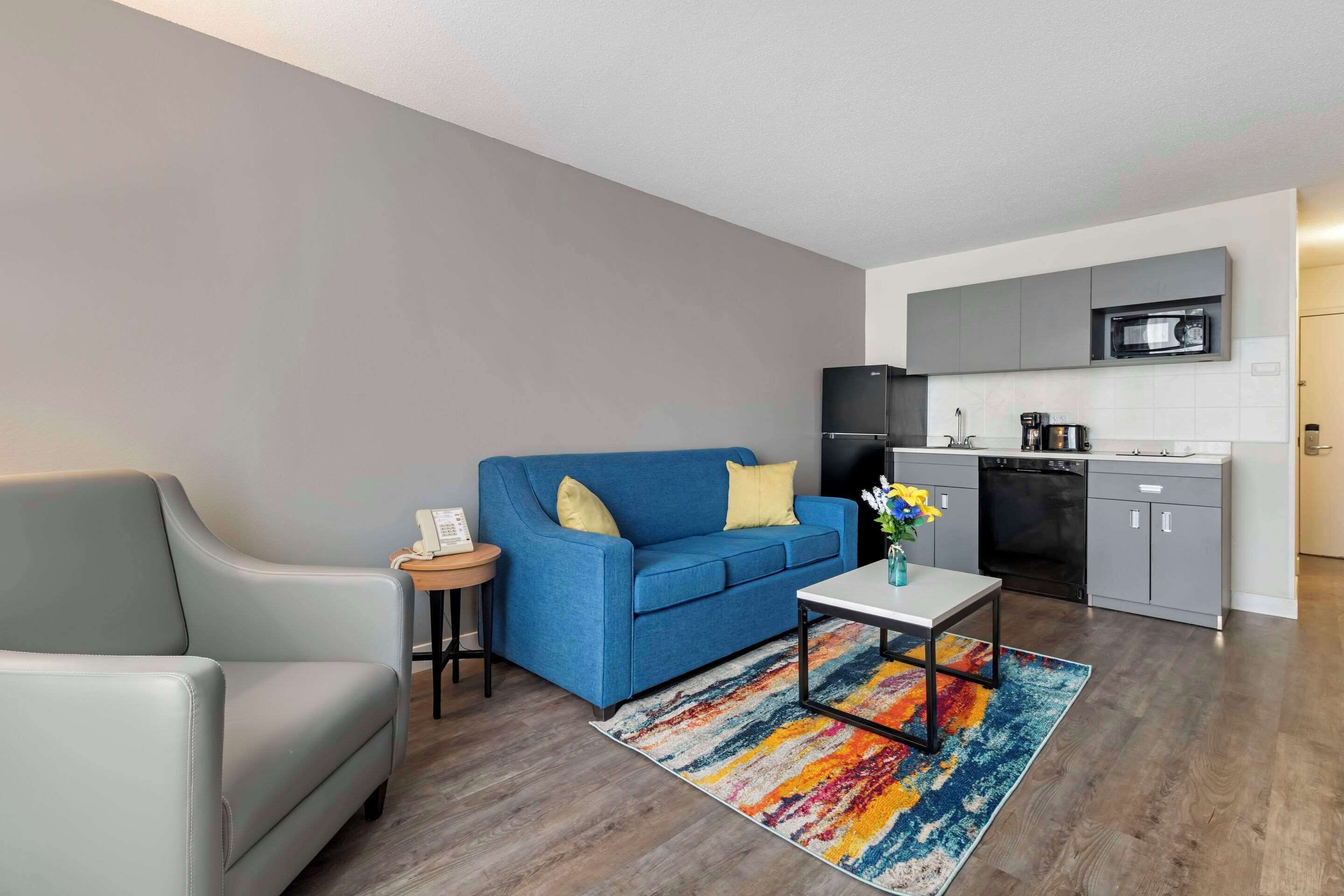 套房, 多張床, 非吸煙房 | 客房內保險箱、書桌、熨斗/熨衣板、免費無線上網