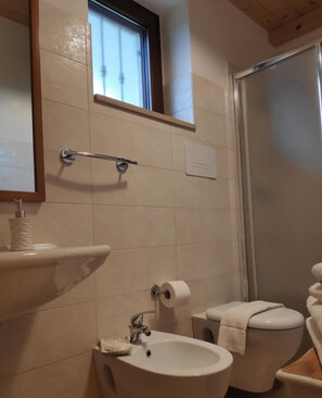 Shower, hair dryer, bidet, towels - Le Corti del Casale - Bed & Breakfast (Alberobello)