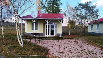 Villa | Desk, blackout drapes, soundproofing, bed sheets