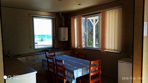 Escrivaninha, cortinas blackout, quartos à prova de som, roupa de cama