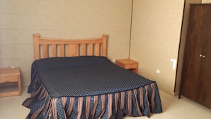 Cottage tiện nghi đơn giản | Bàn, màn/rèm cản sáng, phòng cách âm, bộ trải giường 
