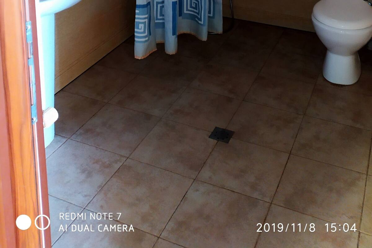 Regadera, regadera tipo lluvia, amenidades de baño gratuitas, batas 