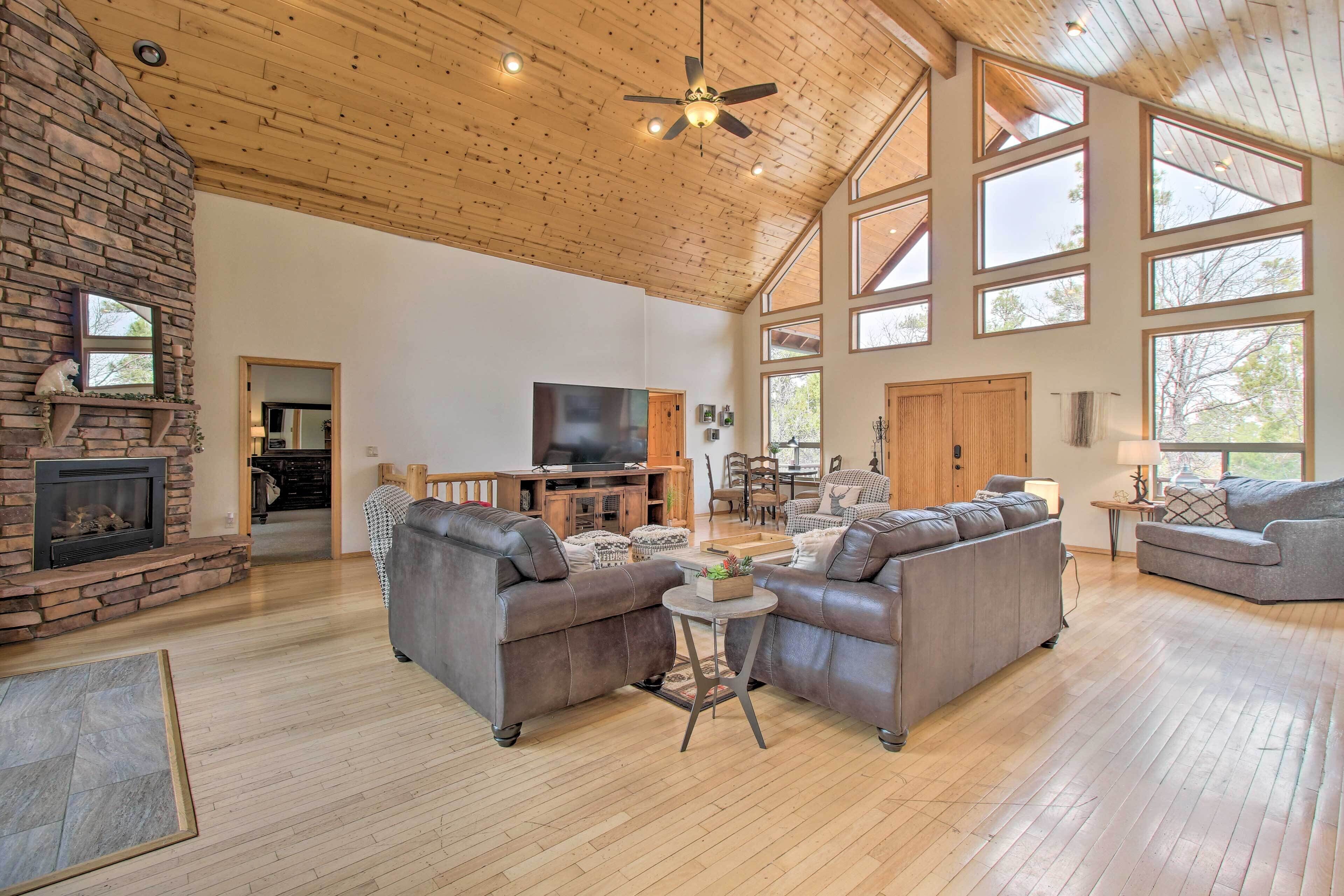 Spacious Show Low Cabin: Ideal for Families!