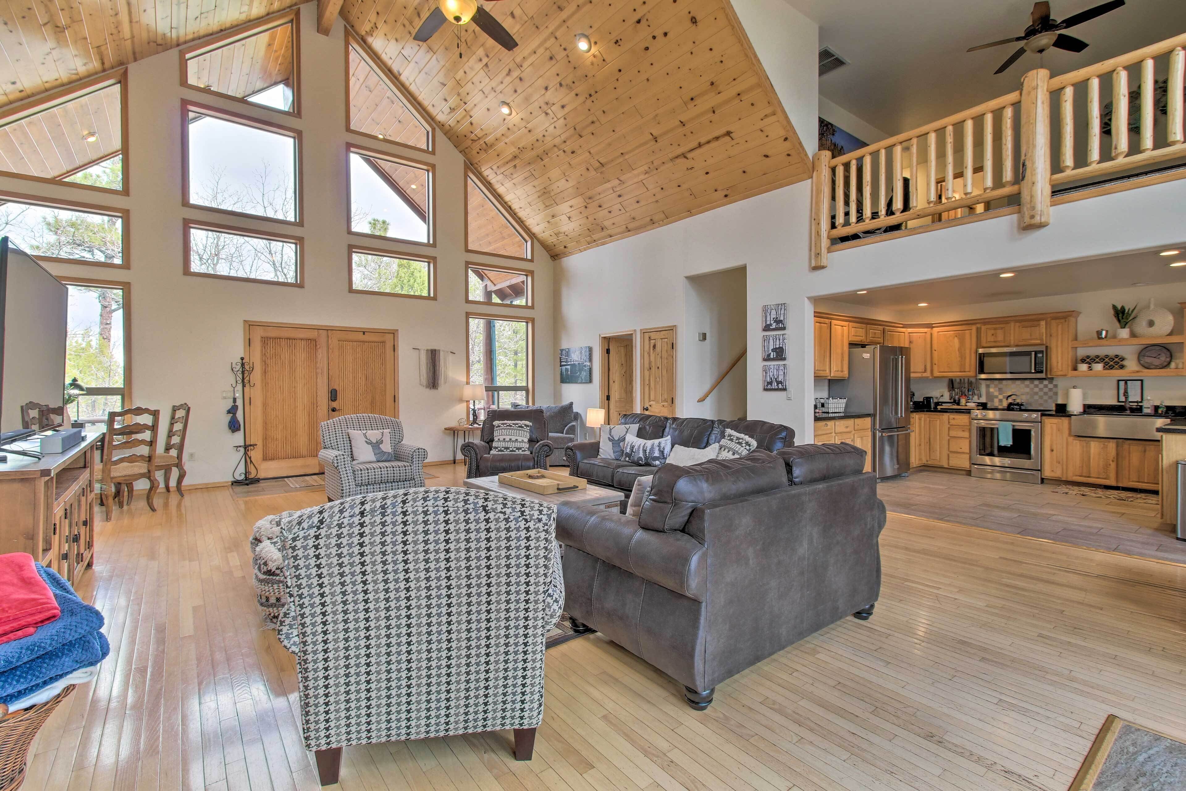 Spacious Show Low Cabin: Ideal for Families!