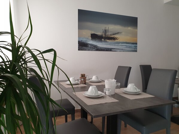 Tägliches Frühstücksbuffet gegen Gebühr