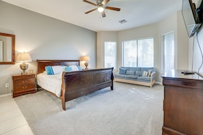 4 bedrooms, iron/ironing board, internet, bed sheets - Goodyear Group Getaway w/ Pool & Putting Green (Goodyear)