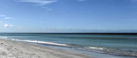 Nær stranden og parasoller