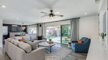 Una Smart TV, una mesa de tenis de mesa