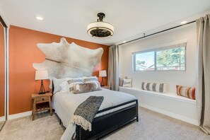 4 bedrooms, iron/ironing board, free WiFi, bed sheets - 4 Bedroom 3 Bath w/Sports Bar Game Room!  Located Minutes to Old Town! (Scottsdale)