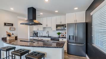 Frigorífico, microondas, horno y placa de cocina