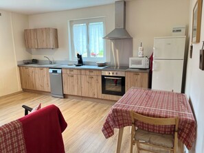 Fridge, microwave, oven, dishwasher - Au Coeur des Volcans, appartement lumineux et spacieux (Saint-Nectaire)