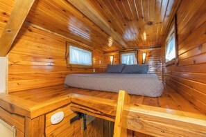 1 bedroom, bed sheets