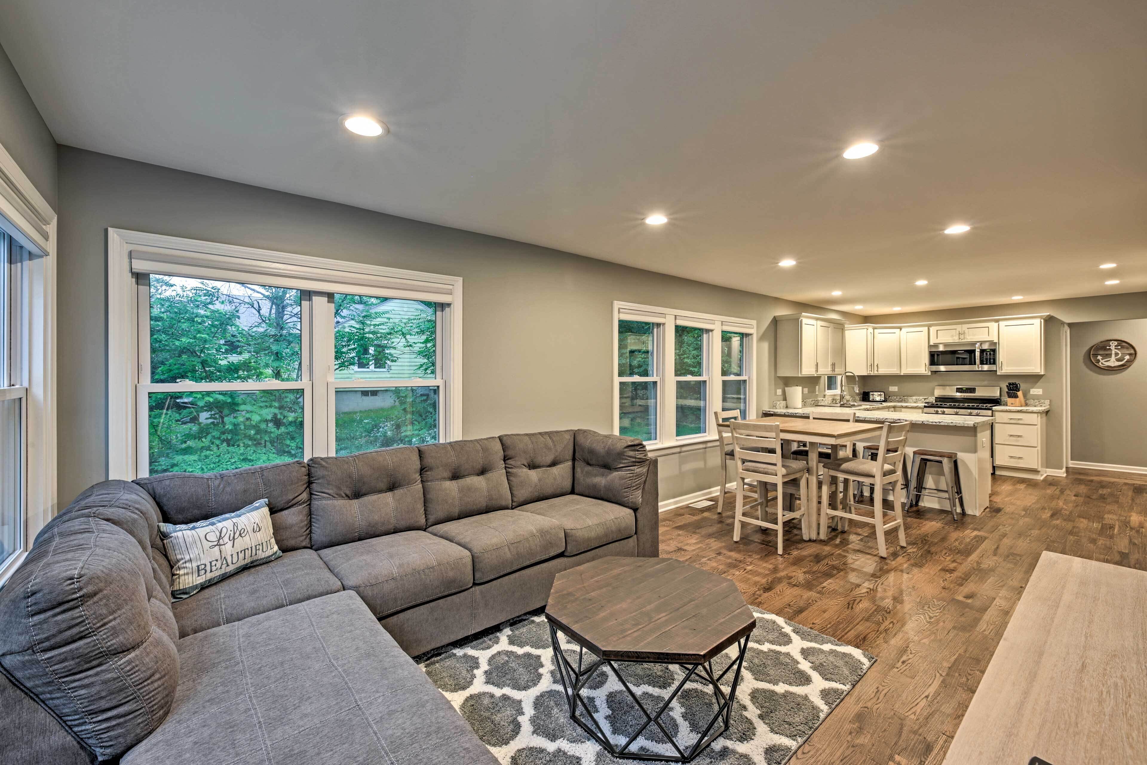 Updated Twin Lakes Cottage, Walk to Lake Mary