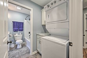 Gratis toiletartikelen, een haardroger, handdoeken