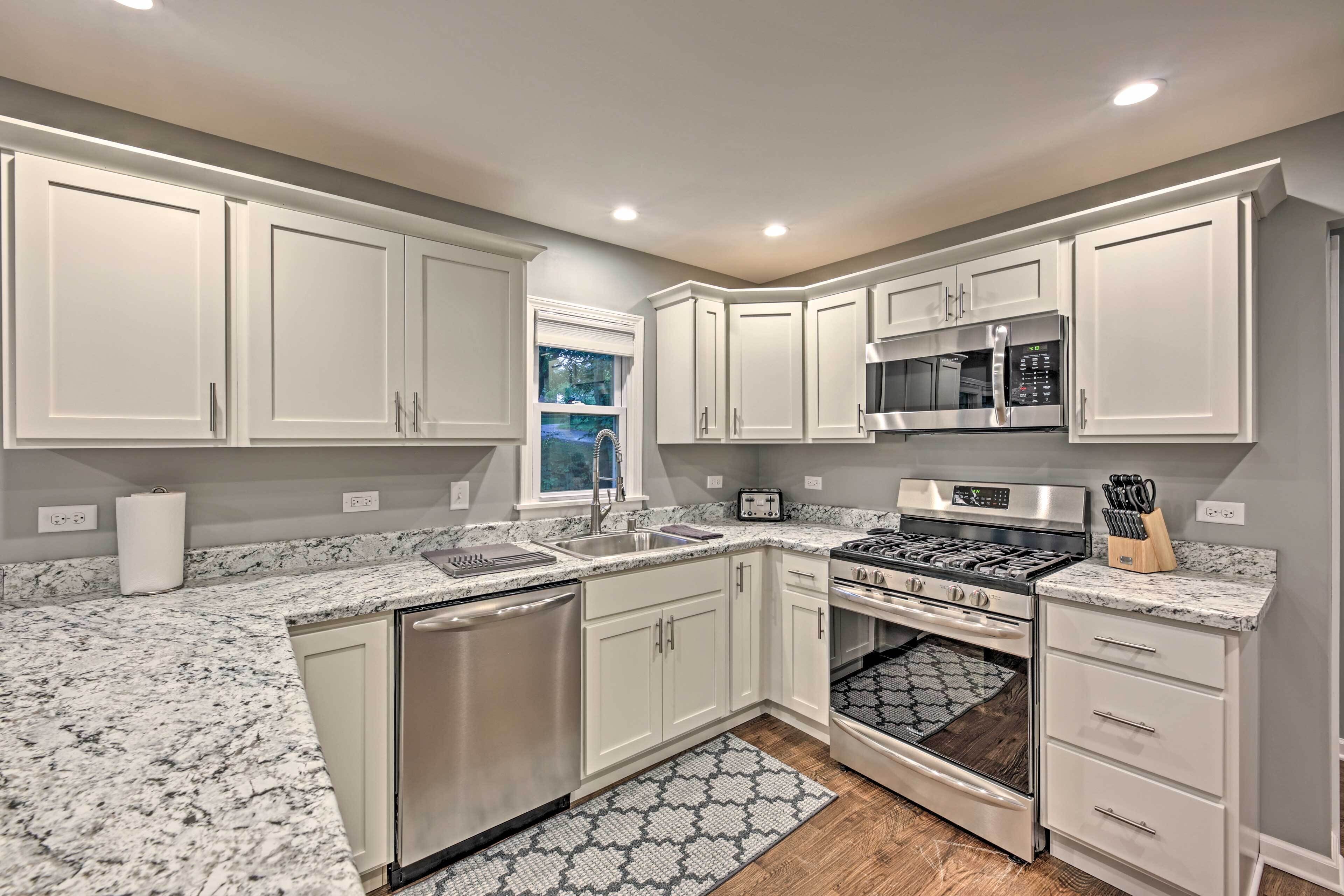 Updated Twin Lakes Cottage, Walk to Lake Mary