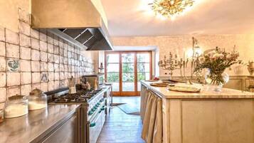 Een vaatwasser, kookgerei, borden en bestek