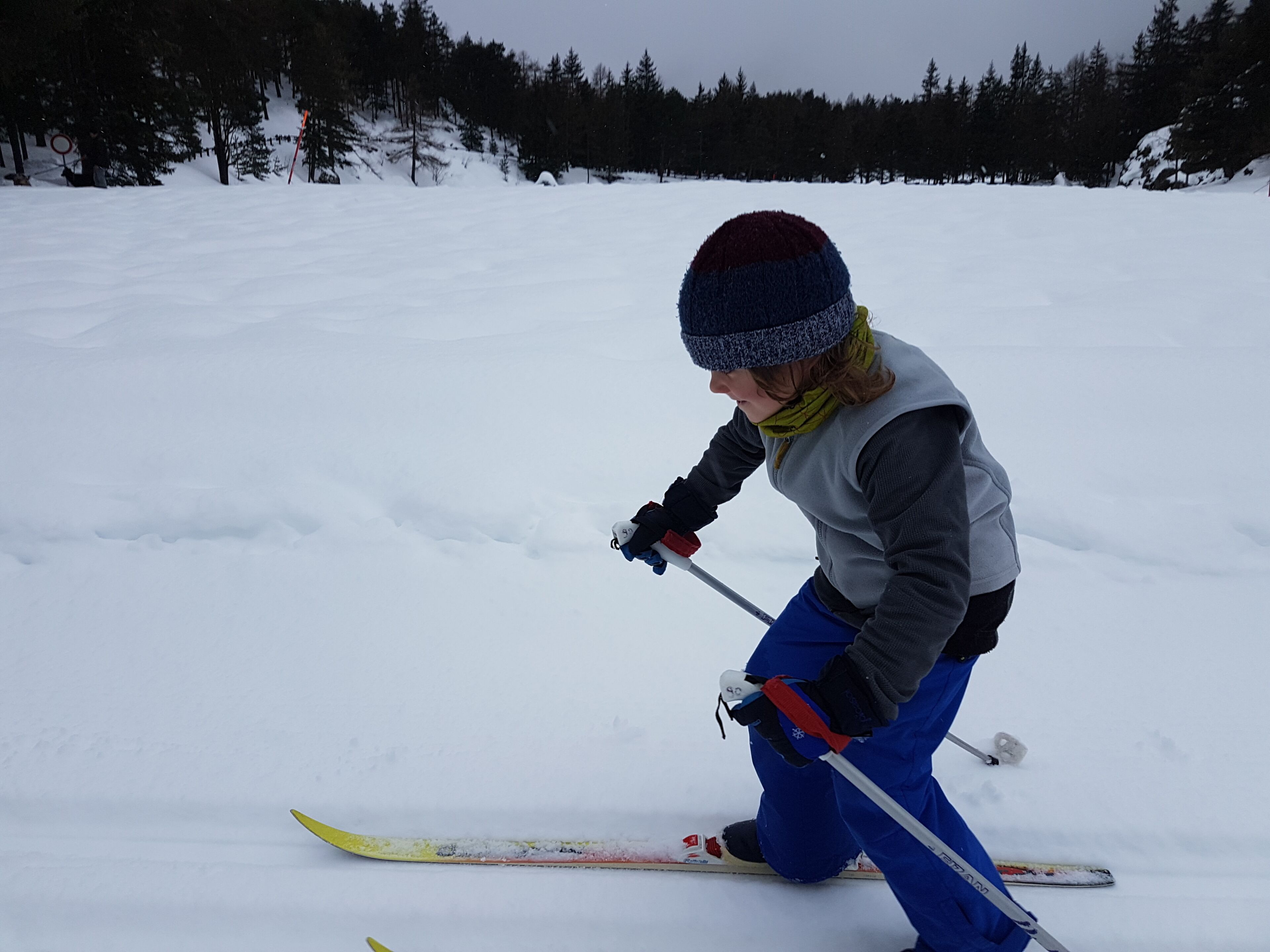 Una persona esquiando en una pendiente nevada.