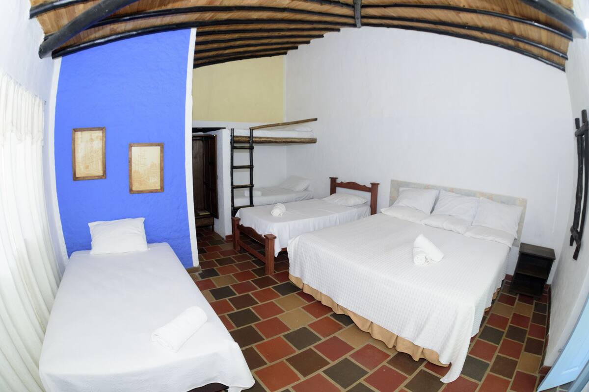 Family Room | Desk, free WiFi