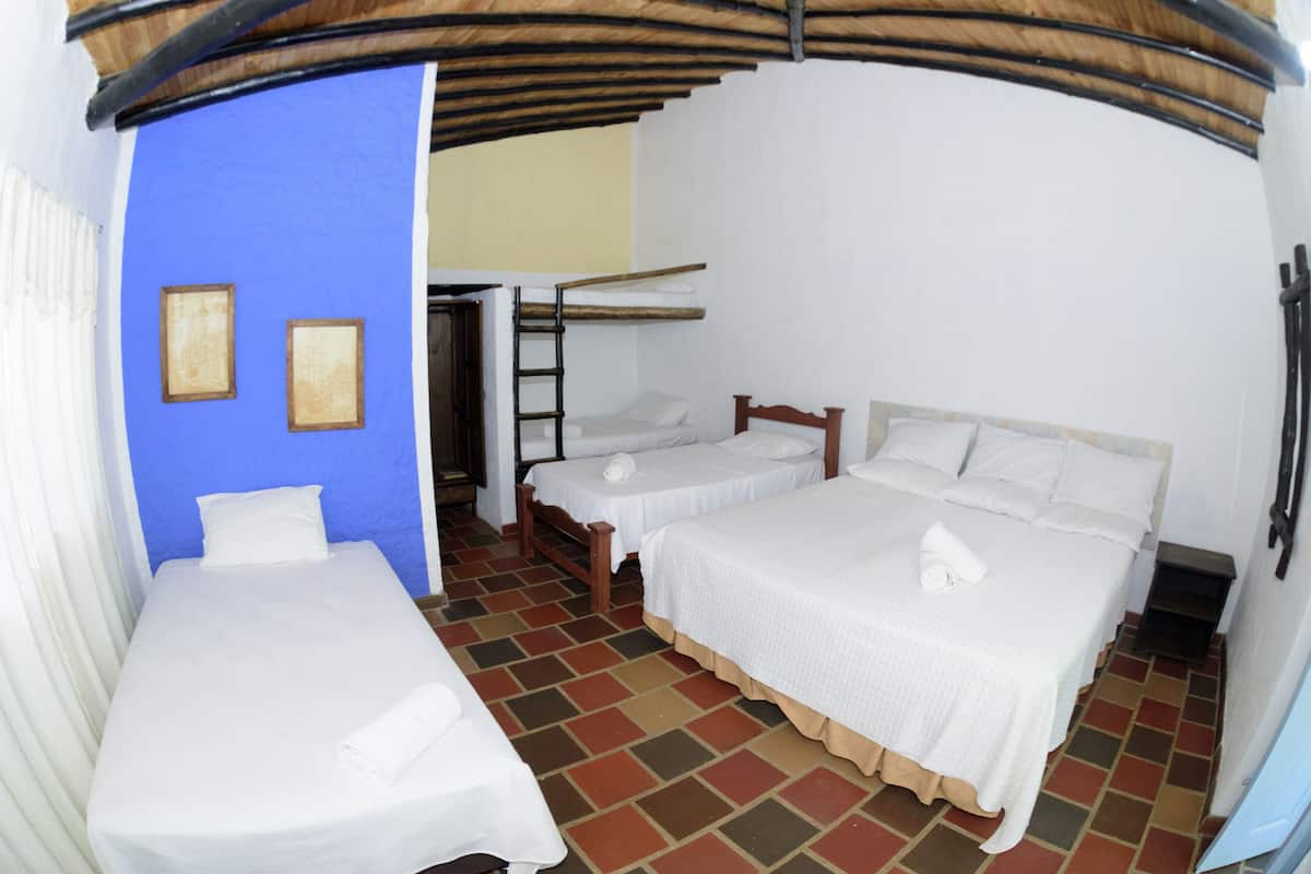 Family Room | Desk, free WiFi, wheelchair access