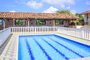 Una piscina al aire libre