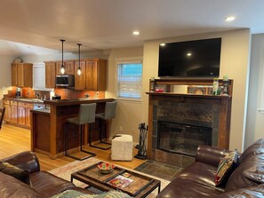 Smart TV, chimenea, reproductor de DVD y libros 