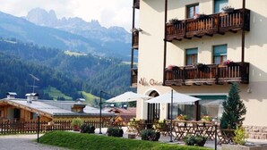 Hotel mit Blick auf Berge, Außenbereich und Alpenpanorama.