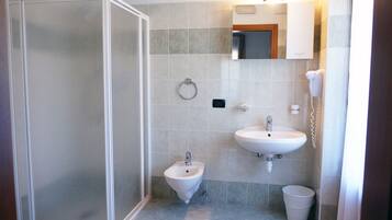 Shower, rainfall showerhead, free toiletries, bidet
