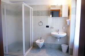 Douche, douche à « effet pluie », articles de toilette gratuits, bidet
