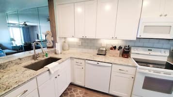 Leilighet, flere senger, privat basseng, havutsikt | Eget kjøkken | Kjøleskap, mikrobølgeovn, kokeplater og oppvaskmaskin