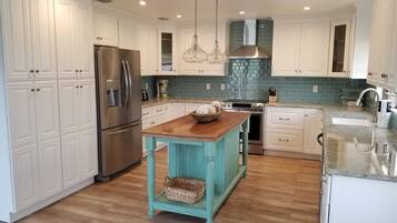 House, Multiple Beds, Balcony, Partial Ocean View | Private kitchen | Fridge, microwave, stovetop, dishwasher