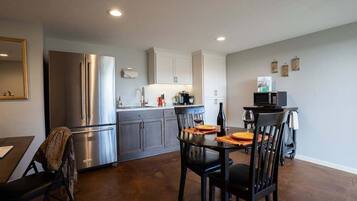 Full-size fridge, microwave, coffee/tea maker, toaster