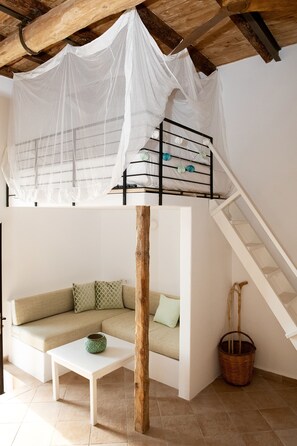 Books, stereo - The Olive Tree Residence - a unique Mani Tower experience (Lefktron / Stoupa)