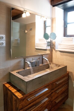 Een douche, een haardroger, handdoeken, zeep