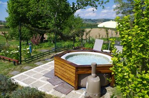 Outdoor spa tub - Elizondoa House 4 >> (Masparraute)