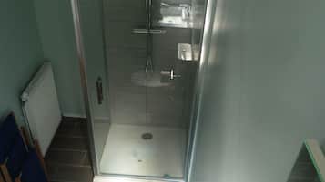 Douche, sĂšche-cheveux, savon, shampoing
