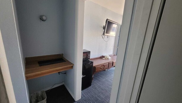 Habitación, 1 cama de matrimonio grande, no fumadores, cocina básica | Escritorio, tabla de planchar con plancha, wifi gratis y ropa de cama