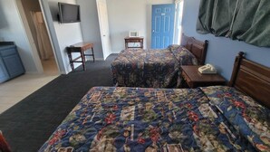 Habitación, 2 camas dobles, no fumadores, cocina básica | Escritorio, tabla de planchar con plancha, wifi gratis y ropa de cama