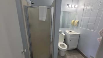 3 Full Beds with Kitchenette Non-Smoking | Bathroom | Free toiletries, towels, soap, shampoo