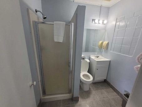 3 Full Beds with Kitchenette Non-Smoking | Bathroom. Heritage Budget Inn Hwy 84