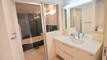 浴槽、ヘアドライヤー、タオル