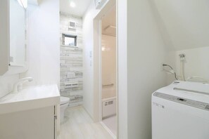 浴槽、ヘアドライヤー、タオル