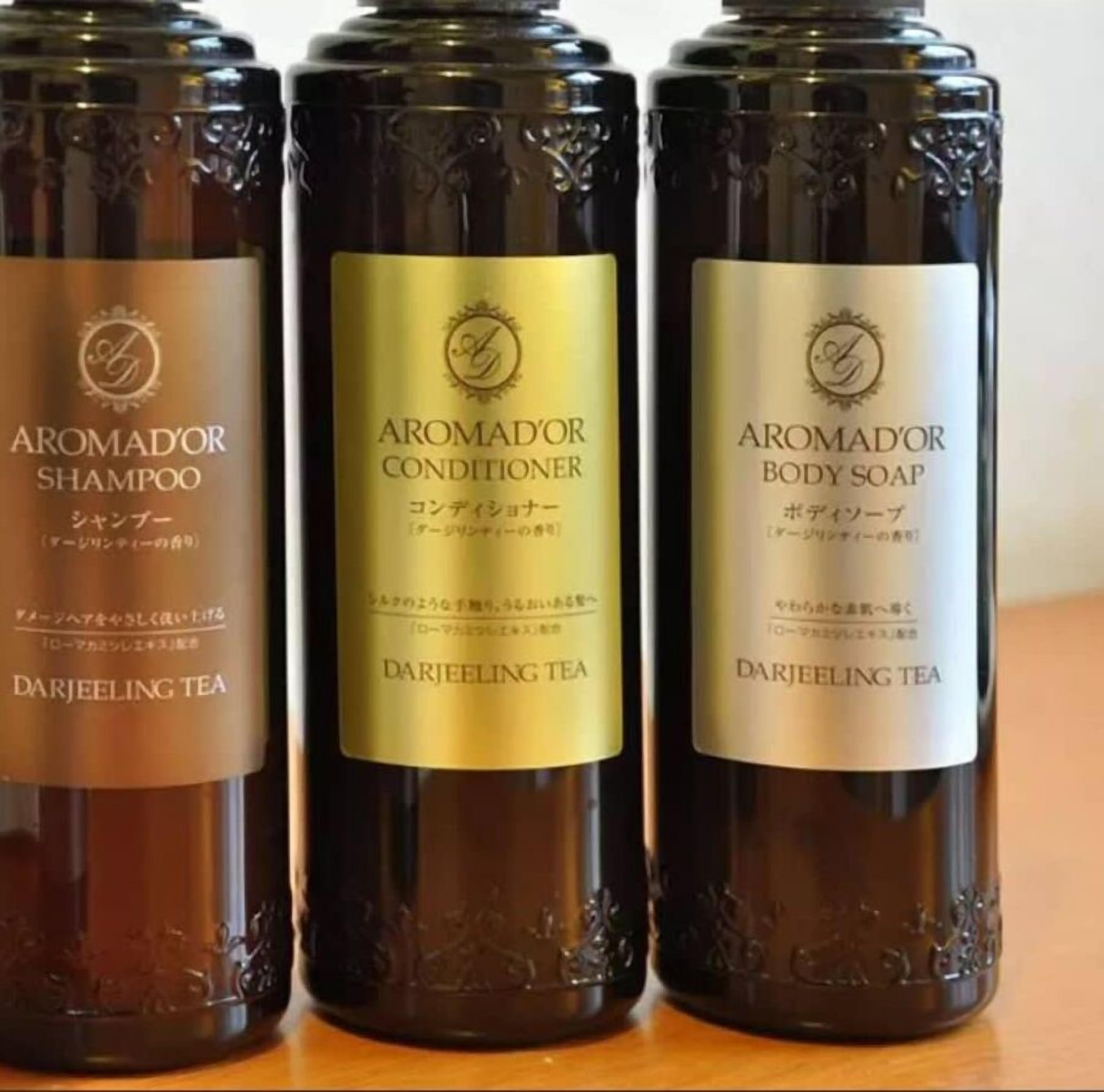 Banheira, secador de cabelo, toalhas de banho 