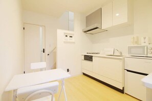 Refrigerador, microondas, placa de cocina, utensilios de cocina