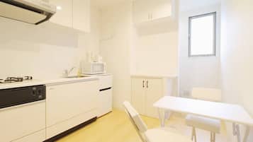 Frigorífico, microondas, placa de cocina y utensilios de cocina