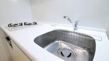 Frigorífico, microondas, placa de cocina y utensilios de cocina